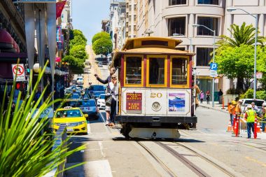 Güzel bir şehir merkezi manzaralı yola klasik bir retro tramvay San Francisco.
