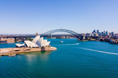 Güzellikler Harbour Köprüsü, Botanik Bahçesi ve Opera Binası ile Sydney harbour bölgesinin.