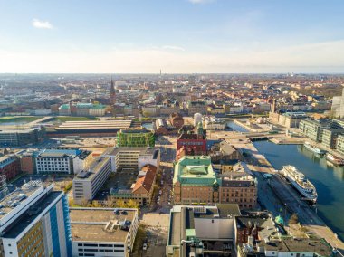 Malmö Merkez İstasyonu'na havadan görünümü 