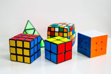 Beyaz ya da ahşap arka plan üzerinde Rubik küpleri
