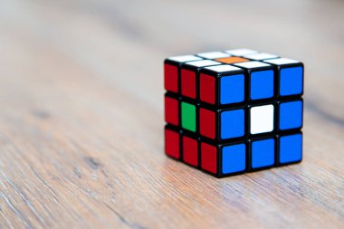 Rubik küpü beyaz veya ahşap zemin üzerine