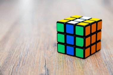 Rubik küpü beyaz veya ahşap zemin üzerine