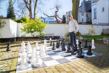 adam içinde belgili tanımlık yarda dış büyük satranç