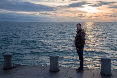 adam stadning gün batımında Oresunds Köprüsü tarafından 