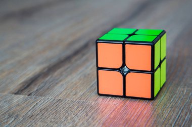 Rubik küpü beyaz veya ahşap zemin üzerine