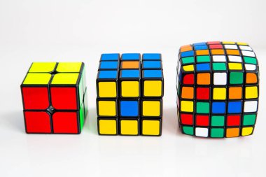 Beyaz ya da ahşap arka plan üzerinde Rubik küpleri
