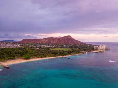 Güzel Waikiki beach mor günbatımı. Kesinlikle inanılmaz bir Diamond head krater ile Hawaii adasında havadan görünümü ve Honolulu şehir manzarası görünümü.