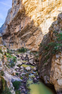 Caminito Del Rey dağlar ve yol boyunca dik kayalıklarla, kayalar ve dağ nehir İspanya güzel görünümü