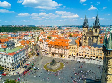 Tarihi kent merkezine ve Vltava Nehri ile yukarıdan Prag şehrinin güzel panoramik havadan görünümü.