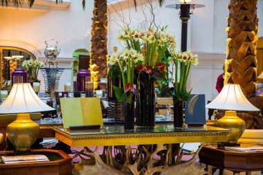 Londra'nın güzel öğleden sonra çay töreni. Palmiye ağaçları ve bir gümüş çay potu ayakta odanın ortasında Lüks Oda. 