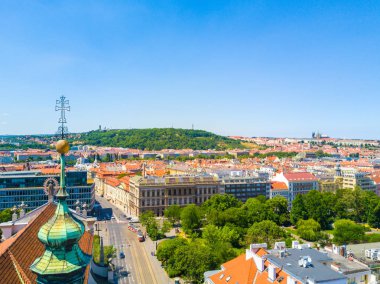 Eski şehir ile yukarıdan Prag şehrinin güzel panoramik havadan görünümü. Muhteşem şehir manzaralı.