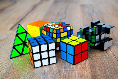 Beyaz ya da ahşap arka plan üzerinde Rubik küpleri