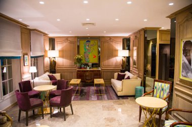 Paris, Fransa - 10 Nisan 2016: İç klasik mobilyalar ve sıcak ışıklar otelde Modern ve aydınlıktır. Paris, Fransa. 