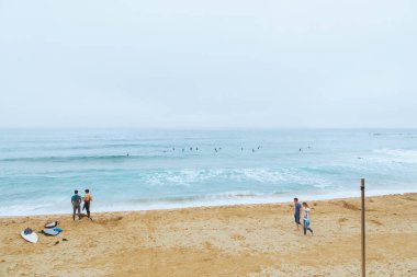 Sahilde dalgalar. Barcelona'da bir kumsalı çok sisli bir hava sırasında görüntü.