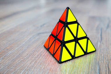 Rubik küpü beyaz veya ahşap zemin üzerine