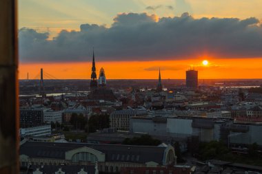 Güzel gün batımı panoramik şehri Riga, Letonya
