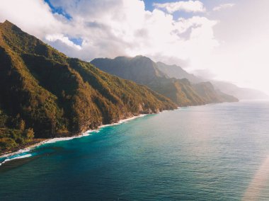 Muhteşem panoramik Na Pali kıyı şeridi kayalıklarla yukarıdan. Hava sahne. Güzel Hawaii Adaları. Yeryüzündeki cennet.