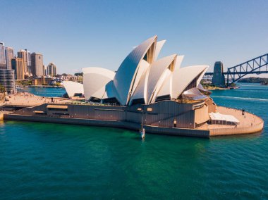 Harbour Köprüsü, Botanik Bahçesi ve Opera Binası ile Sydney harbour bölgesinin güzellikler. 10 Nisan 2016.