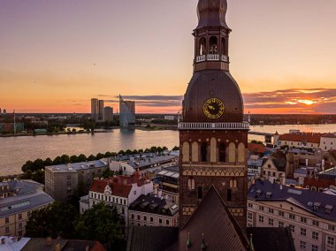 old town Riga Letonya üzerinde gün batımı görünümü