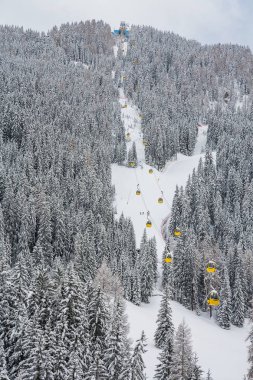 Derin orman Kayak kayak teleferiği ile izlemek. Alpler ile güzel dağ manzarası.