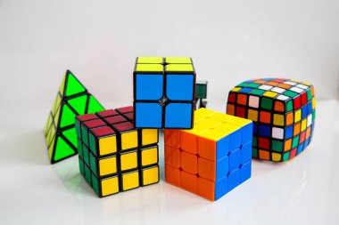 Beyaz ya da ahşap arka plan üzerinde Rubik küpleri