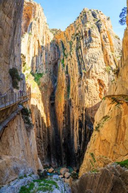 İspanya - Caminito Del Rey yolu en güzel yerlerinden birinde uçurum yolun kenarında duran genç adam