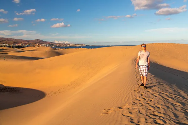 Hombre de pie en medio de un desierto — Foto de Stock