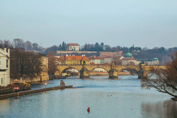 行人只有查尔斯桥 又名石桥 布拉格桥 Prazhski 在伏尔塔瓦河河在布拉格 捷克共和国和游船 — 图库照片