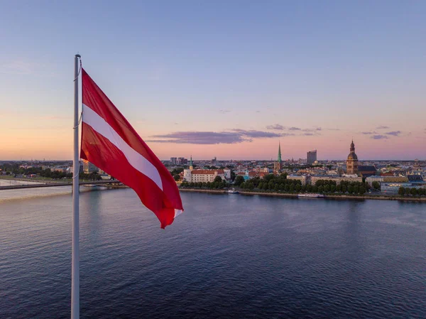 Solnedgången över Ab dam i Riga — Stockfoto