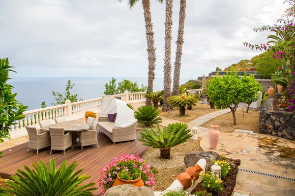 Tropen villa terras uitzicht door de Oceaan — Stockfoto