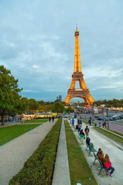 Paris Frankrijk April 2016 Verbazingwekkend Stuk Van Architectuur Eiffeltoren Staande — Stockfoto