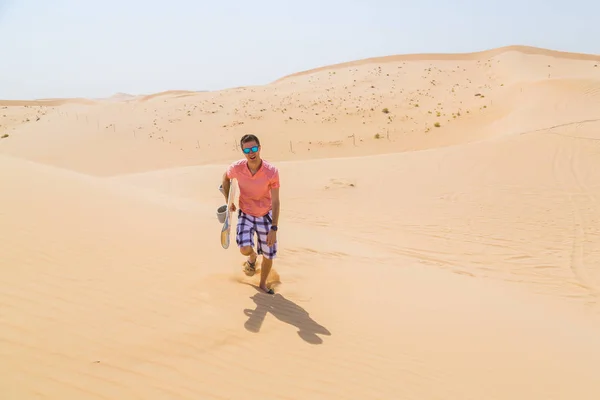 Uomo Piedi Con Uno Snowboard Nel Mezzo Deserto Una Duna — Foto Stock