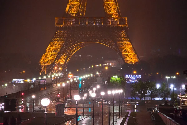 フランス 2016 美しいパリのエッフェル塔に雲や霧の夜間 暗闇の中で光る 美しい照明 — ストック写真