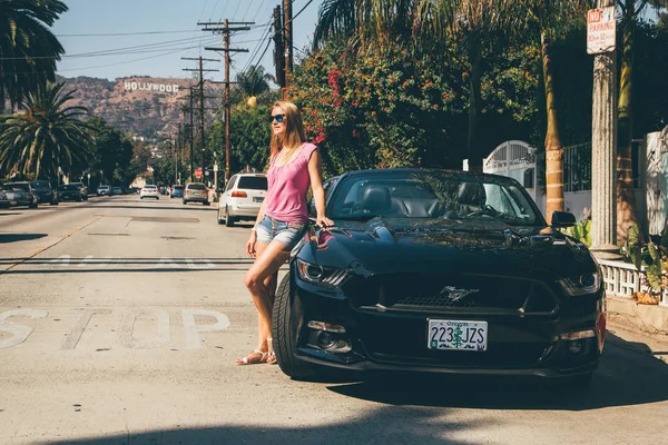 Sexy Lady Standing Ford Mustang Streets Hollywood Sign Usa Los — Stock Photo, Image