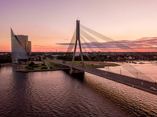 Vista sul tramonto sul fiume Daugava a Riga — Foto Stock