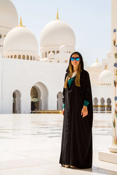 Hermosa Mujer Gran Mezquita Sheikh Zayed Mezquita Abu Dhabi Viajar —  Fotos de Stock