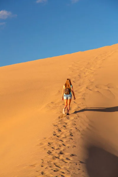 Ragazza in piedi in mezzo alle dune — Foto Stock