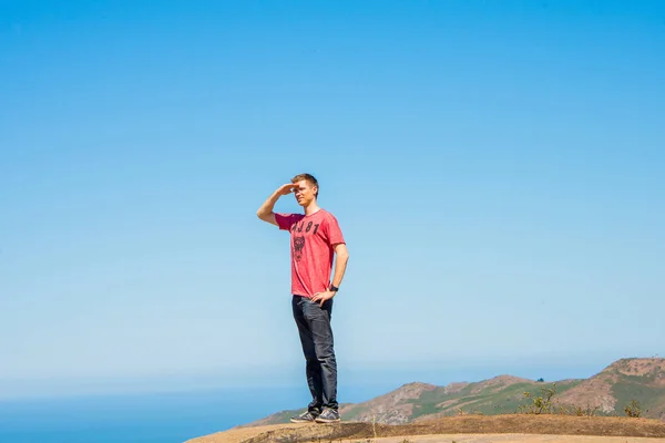 San Francisco Daki Cliff Üstünde Duran Genç Adam — Stok fotoğraf