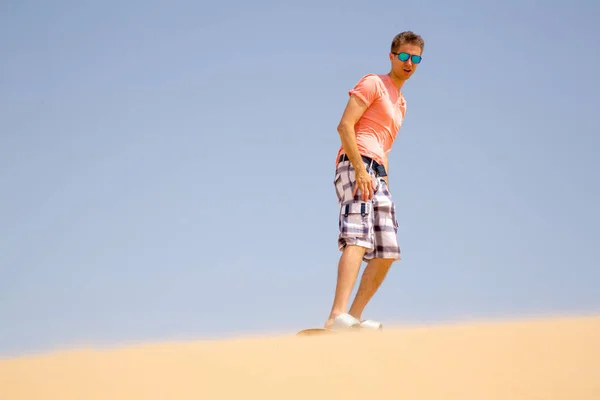 Sandboarding Uomo Giù Duna Deserto — Foto Stock