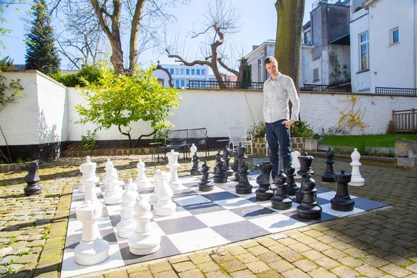 Adam içinde belgili tanımlık yarda dış büyük satranç — Stok fotoğraf