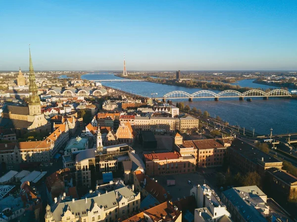 Solnedgången över gamla stan i Riga — Stockfoto