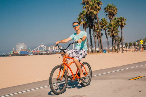 Młody Człowiek Rowerze Przez Muscle Beach Los Angeles Kalifornia — Zdjęcie stockowe