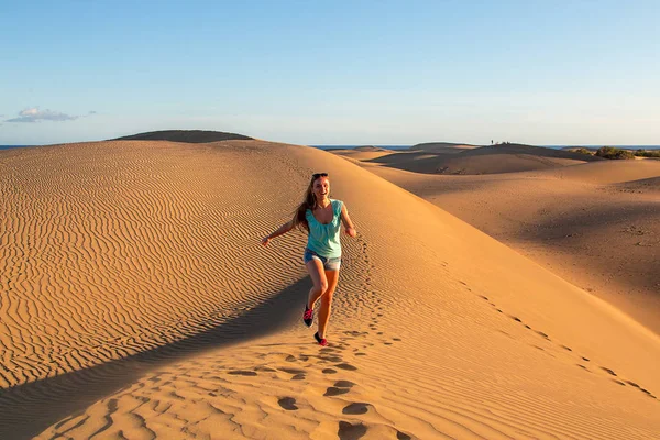 Ragazza in piedi in mezzo alle dune — Foto Stock