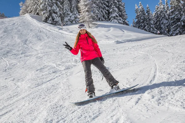 Dağlarda aşağıya snowboard güzel seksi kadın.