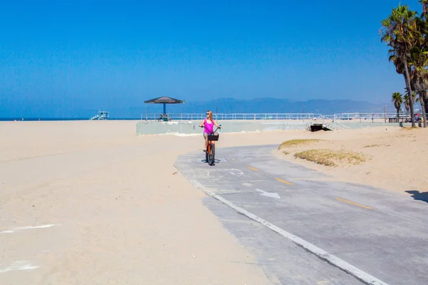 Młoda Dziewczyna Jazda Rowerze Przez Muscle Beach Los Angeles California — Zdjęcie stockowe