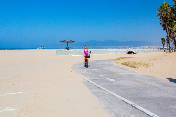 Young Girl Riding Bike Muscle Beach Los Angeles California Usa — Stock Photo, Image