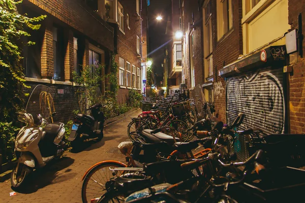 Bicicletas Estacionadas Rua Noite Amsterdã Incrível Rua Estreita Cidade — Fotografia de Stock