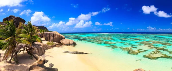 Όμορφη Εξωτική Παραλία Κατά Μήκος Της Ακτής Στα Νησιά Σεϋχέλλες — Φωτογραφία Αρχείου