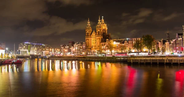 Vista Nocturna Ciudad Del Canal Ámsterdam Basílica San Nicolás Holanda — Foto de Stock