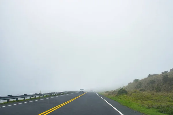 Estrada Que Atravessa Nuvens — Fotografia de Stock